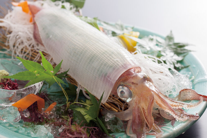 ピクピク動く活イカの姿造り。透明感のある身はコリコリとした食感が特徴。